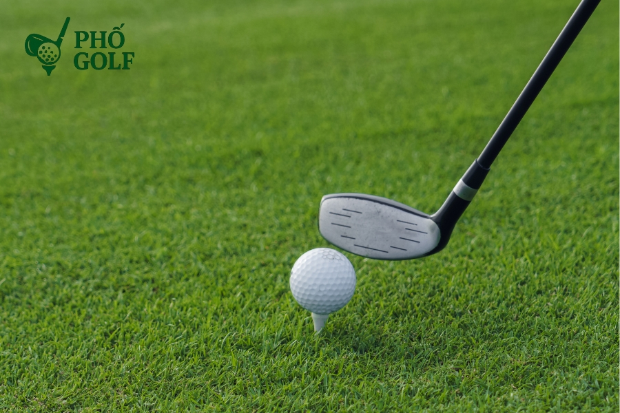 7 lỗi đánh gậy gỗ thường gặp và cách khắc phục hiệu quả Golfer luyện tập swing chậm để cải thiện cân bằng và phối hợp cơ thể