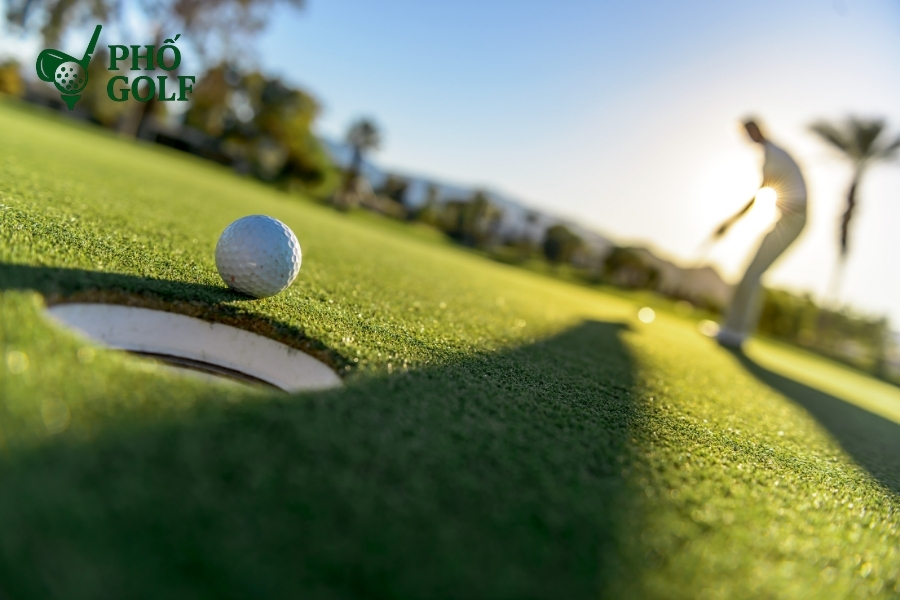 7 lỗi đánh gậy gỗ thường gặp và cách khắc phục hiệu quả Golfer chỉnh grip và kỹ thuật swing để khắc phục lỗi hook trong golf