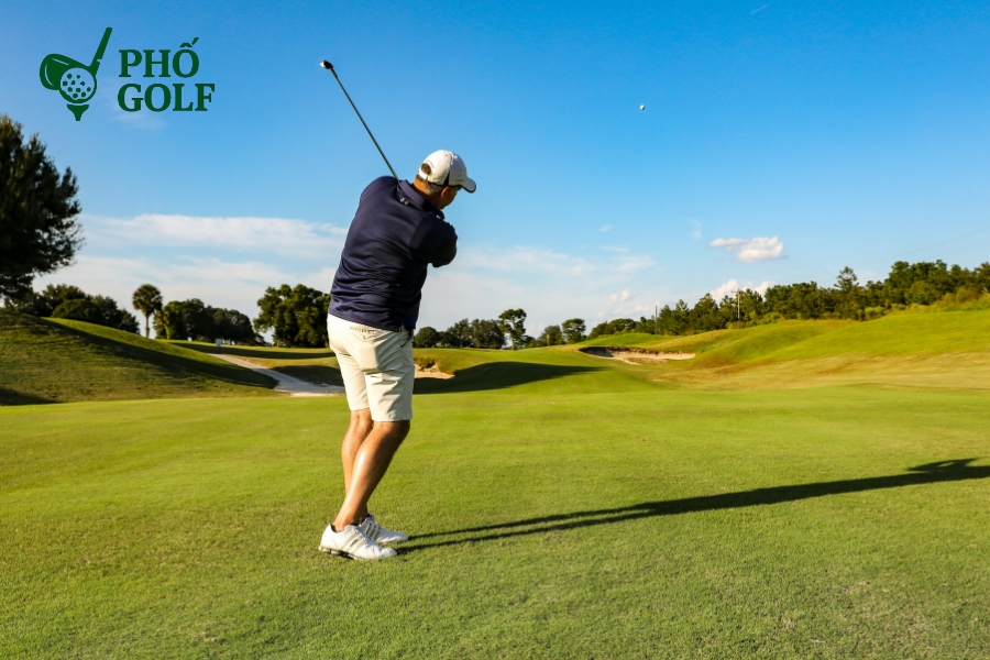 7 lỗi đánh gậy gỗ thường gặp và cách khắc phục hiệu quả Golfer luyện tập setup chuẩn và kiểm tra vị trí tiếp xúc bóng bằng impact tape