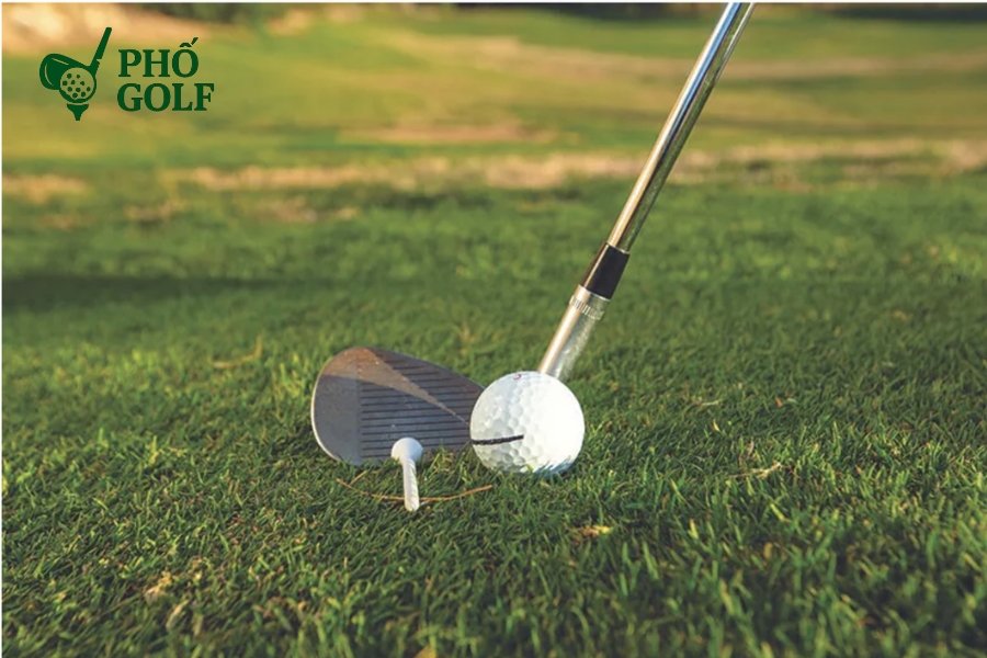 7 lỗi đánh gậy gỗ thường gặp và cách khắc phục hiệu quả Golfer điều chỉnh tư thế và khoảng cách để tránh lỗi shank bóng trong golf