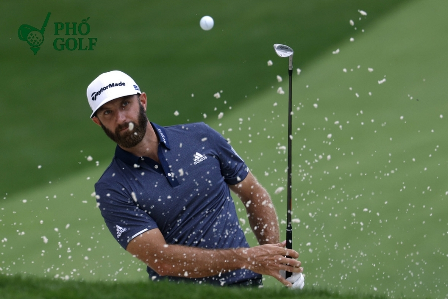 Tiger Woods và các golfer huyền thoại đang thi đấu trên sân golf với thành tích điểm âm ấn tượng