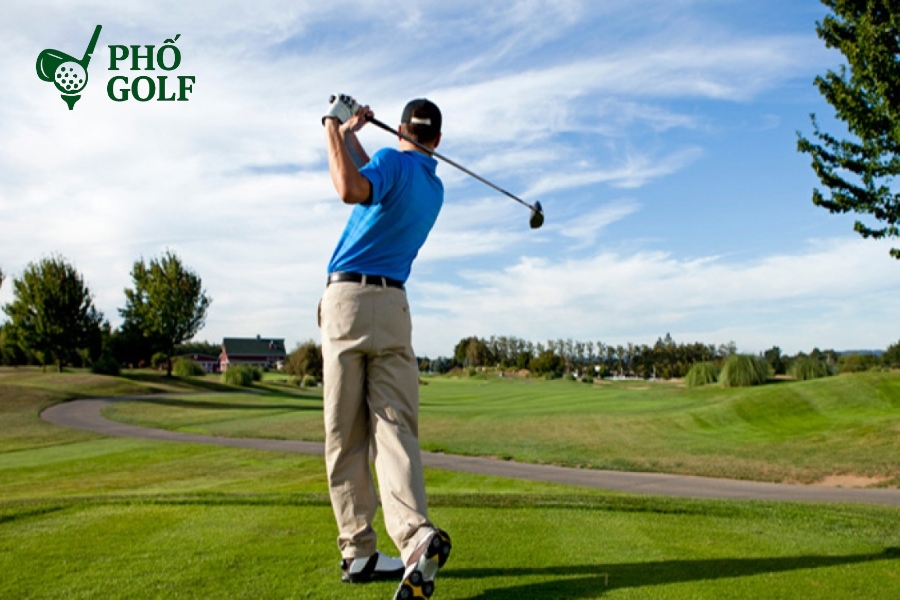 Tổng hợp các bài tập đánh golf cơ bản cho người mới Golfer mới luyện tập golf cơ bản với gậy tập để tránh chấn thương