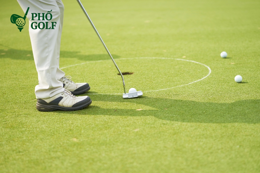 Các bài tập golf nâng cao giúp hạ handicap nhanh chóng Golfer tập luyện kỹ thuật nâng cao với gậy và phụ kiện chất lượng tại PhốGolf