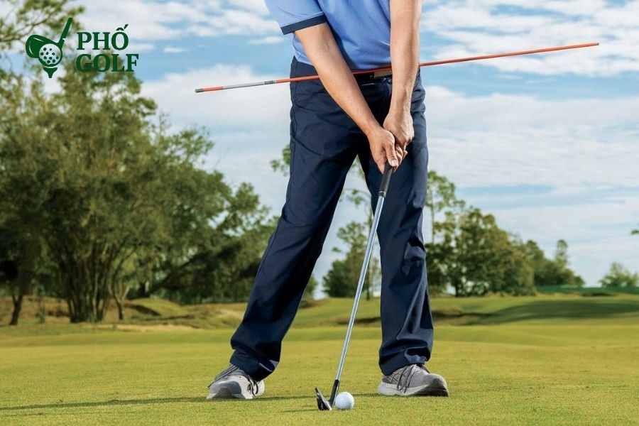 Slice golf là gì, nguyên nhân và cách khắc phục hiệu quả Nguyên nhân chính gây ra cú slice trong golf do mặt gậy mở và đường swing sai