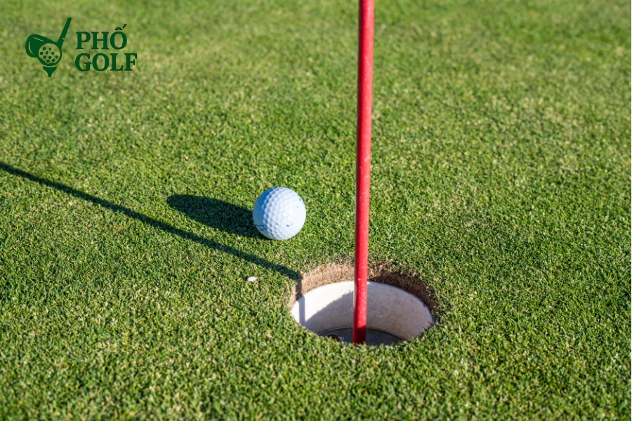 Bật mí cách đọc line trên green chuẩn xác như chuyên gia Golfer tập trung thực hiện cú putt trên green, với tư thế chắc chắn và sự tự tin