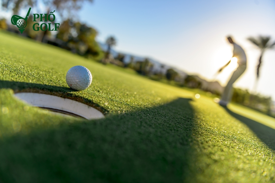 Snowman trong golf là gì và cách tránh hiệu quả nhất Golfer đang thực hiện cú đánh để đạt par trên hố golf