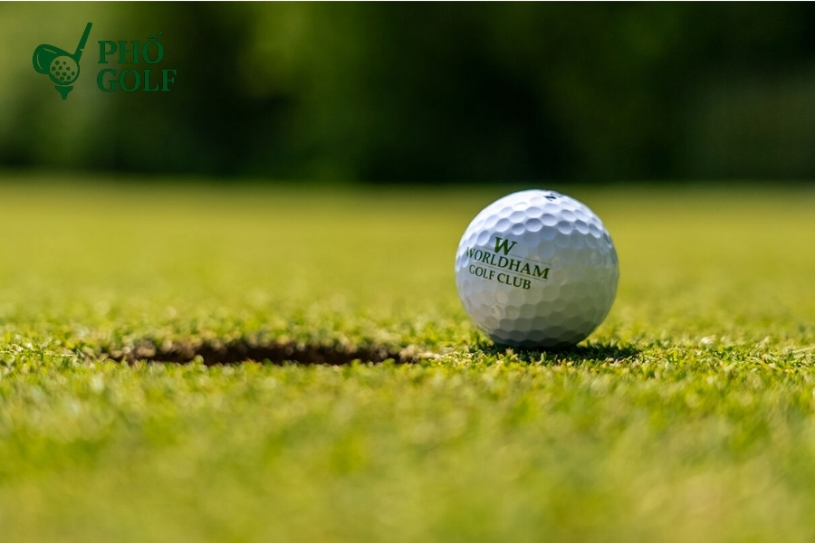 Hướng dẫn kỹ thuật chip golf chuẩn xác cho người mới Kỹ thuật chipping (bóng bay thấp, lăn xa) và pitching (bóng bay cao, dừng nhanh)