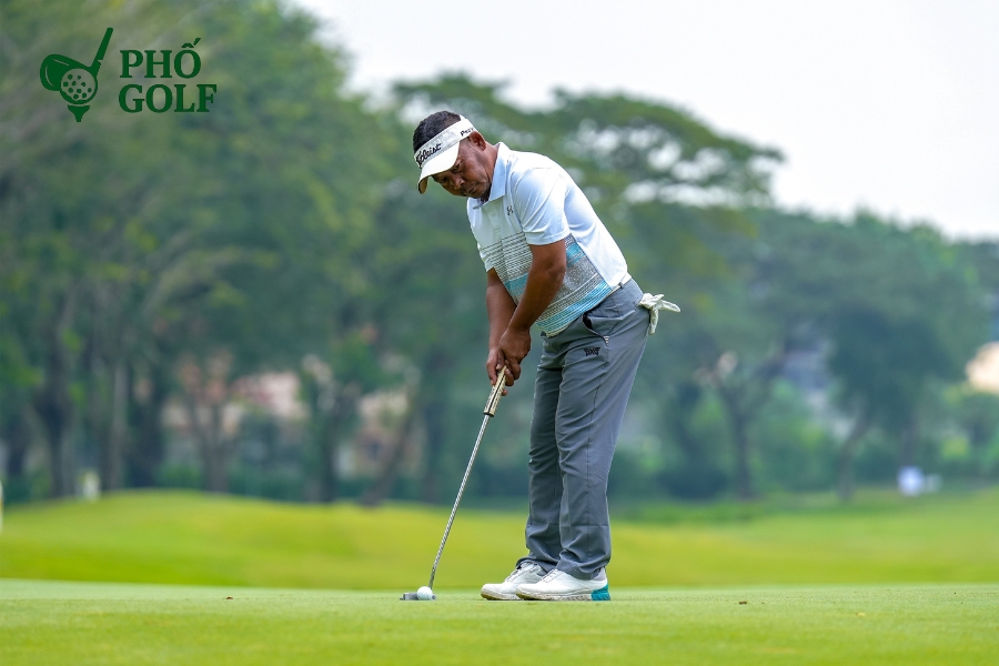 7 lỗi đánh gậy gỗ thường gặp và cách khắc phục hiệu quả Golfer luyện tập cú đánh gậy gỗ với tee bóng trên sân tập