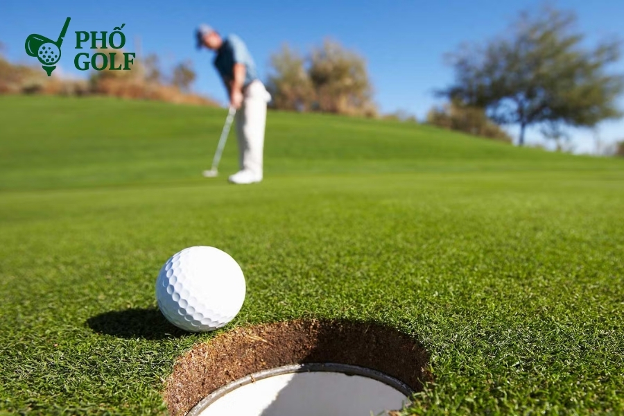 Tốc độ green là gì, bí quyết chinh phục mọi sân golf? Golfer thực hiện cú putt trên green ẩm ướt sau cơn mưa, bóng lăn chậm hơn bình thường