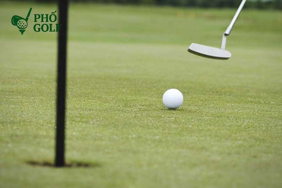 Golfer đạt single handicap thực hiện cú đánh chính xác trên sân golf