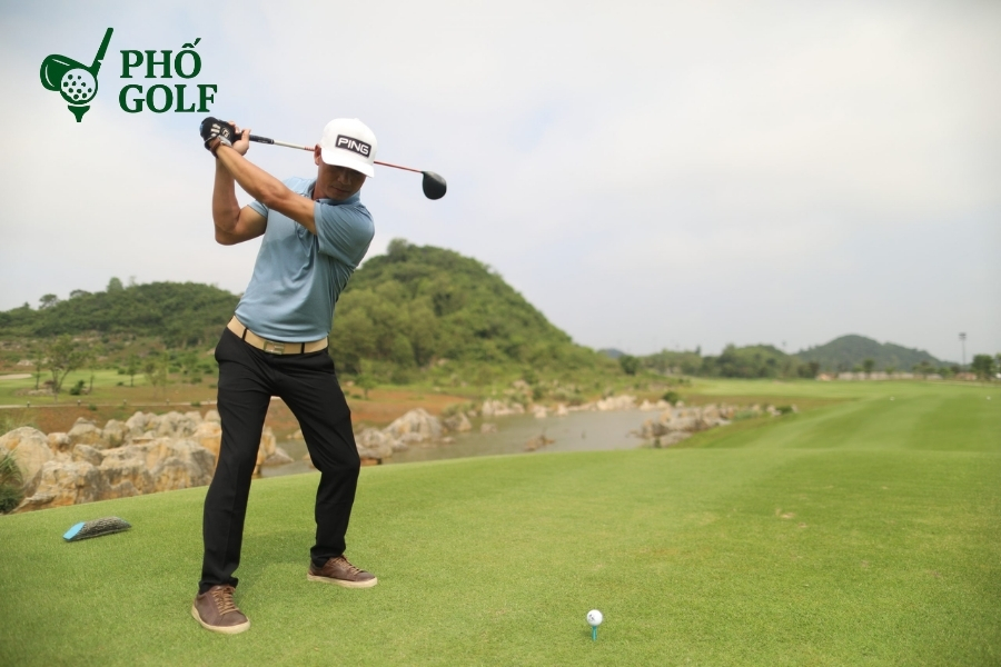 Snowman trong golf là gì và cách tránh hiệu quả nhất Tee Box nhiều màu sắc trên sân golf, phân loại độ khó và khoảng cách đến hố cho golfer