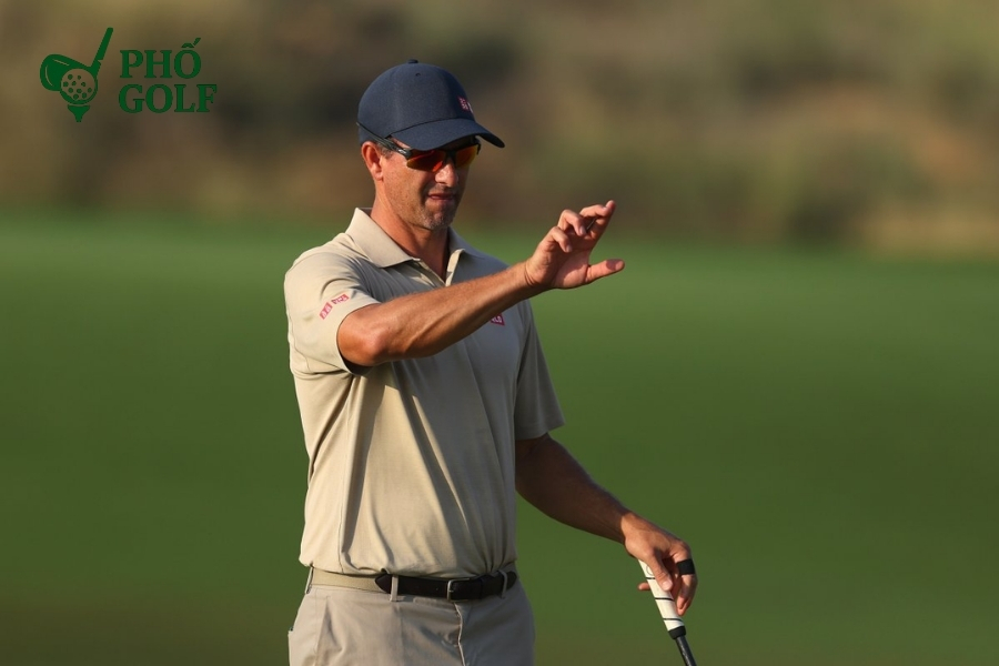 Aimpoint là gì, bí quyết đọc green chuẩn như chuyên gia Golfer dùng ngón tay để xác định điểm ngắm theo kỹ thuật Aimpoint