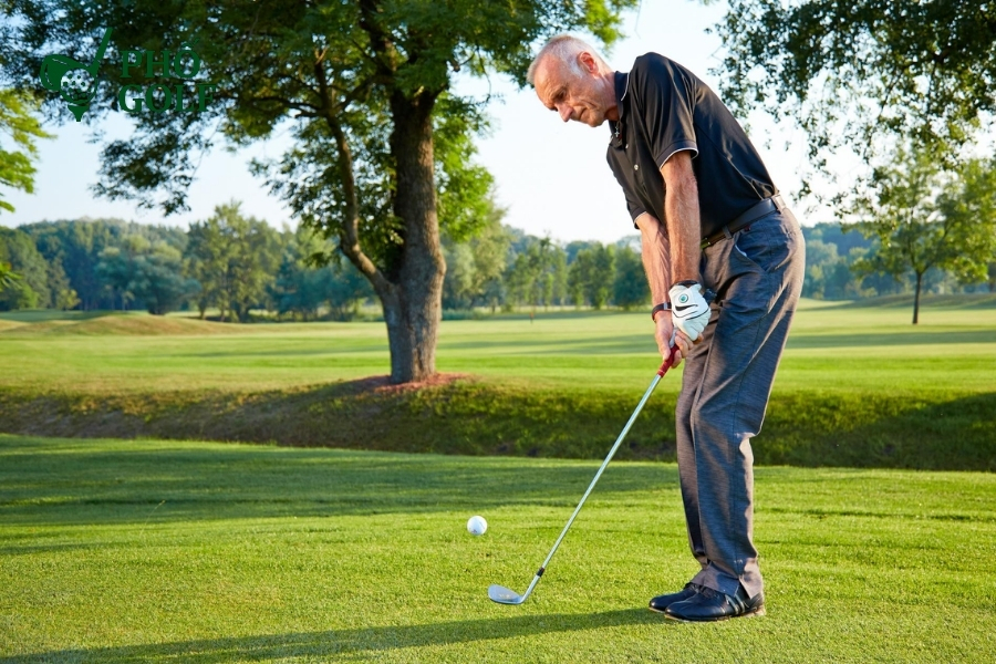 Pitching golf là gì, kỹ thuật và cách chọn gậy chuẩn? So sánh kỹ thuật pitching và chipping trong golf