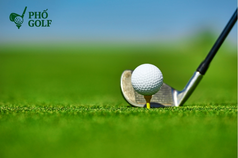 Hướng dẫn kỹ thuật swing golf chuẩn cho người mới Golfer thực hiện động tác swing cơ bản với gậy sắt trên sân golf