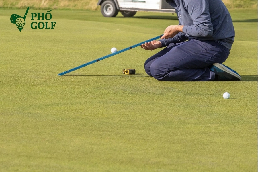 Bật mí cách đọc line trên green chuẩn xác như chuyên gia Đọc line trên green giúp golfer xác định độ dốc, khoảng cách và điều chỉnh lực putt chính xác