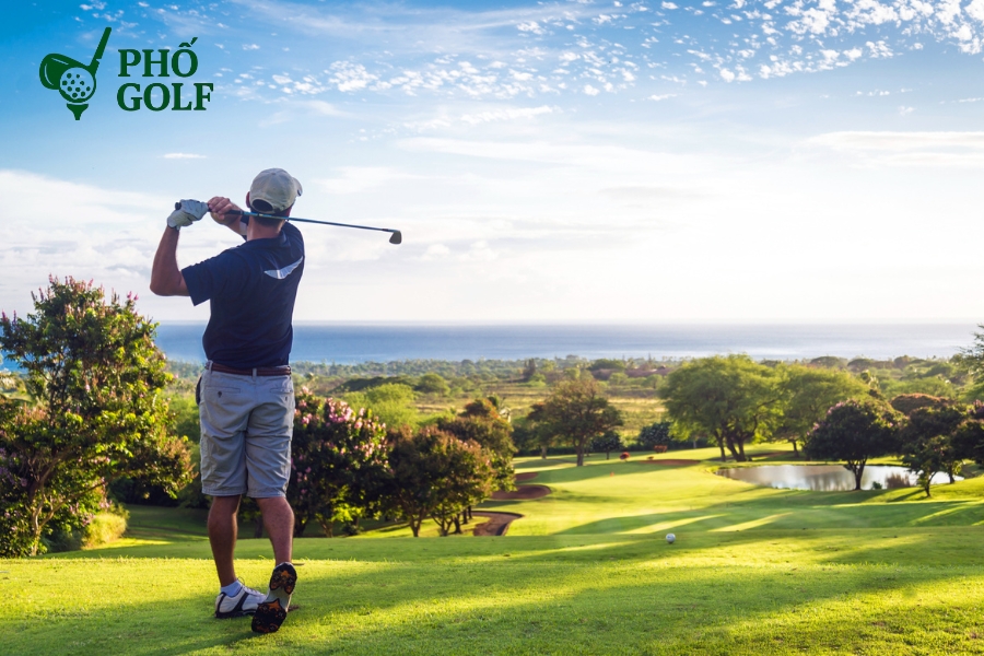 Bí quyết cách đánh golf trong thời tiết có gió to Golfer thực hiện bài khởi động nhẹ nhàng trước khi chơi golf trong điều kiện gió