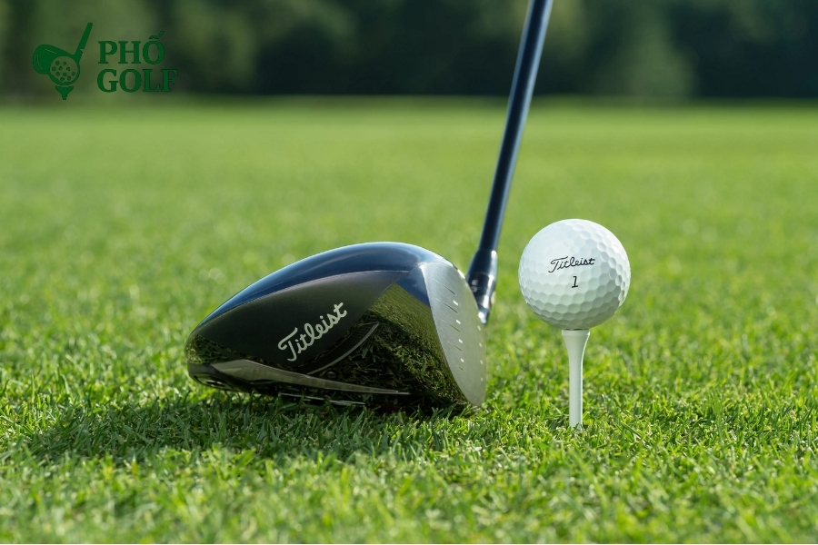 Tổng hợp các thuật ngữ trong golf mọi golfer cần biết Golfer trao đổi với huấn luyện viên trên sân, sử dụng thuật ngữ golf chuyên ngành