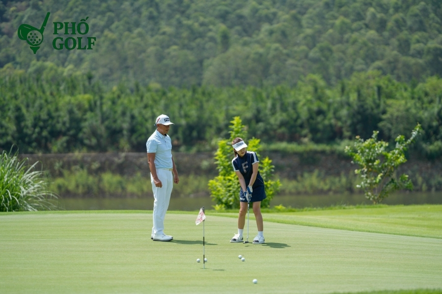Tee off là gì, ý nghĩa và cách đặt lịch chơi golf? Golfer thực hiện cú Tee Off từ khu vực phát bóng với bóng đặt trên tee