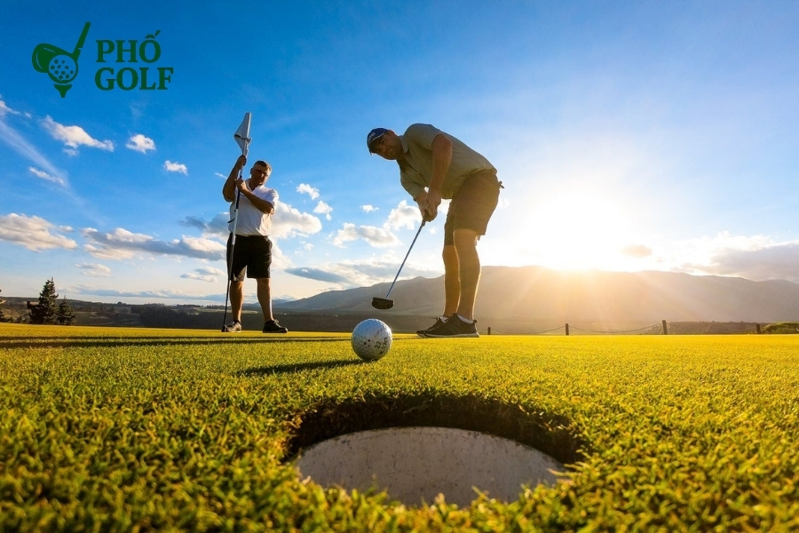 Tee off là gì, ý nghĩa và cách đặt lịch chơi golf? Golfer chuẩn bị ra sân đúng lịch Tee Time tại khu vực phát bóng