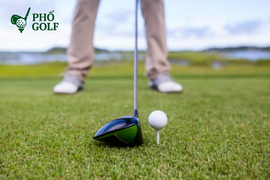 Tee trong golf là gì, phân biệt tee box và các loại tee Phụ kiện đặt bóng phù hợp giúp người mới chơi golf dễ dàng tập luyện và cải thiện kỹ thuật an toàn, hiệu quả hơn