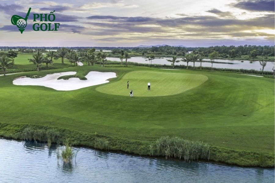 Tee trong golf là gì, phân biệt tee box và các loại tee Khu vực phát bóng (tee box) trong golf – nơi thực hiện cú đánh đầu tiên của mỗi hố