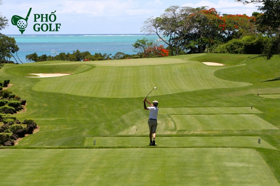 Tee trong golf là gì, phân biệt tee box và các loại tee Tee box tại các hố Par 3, Par 4 và Par 5 có đặc điểm và thách thức riêng, ảnh hưởng đến cách chọn gậy và kỹ thuật phát bóng
