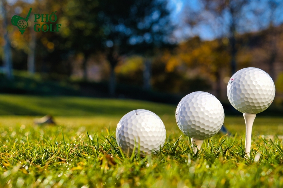 Tee trong golf là gì, phân biệt tee box và các loại tee Ba loại tee golf phân theo chiều dài: ngắn, trung bình và dài, phù hợp với từng loại gậy và mục tiêu đánh bóng khác nhau