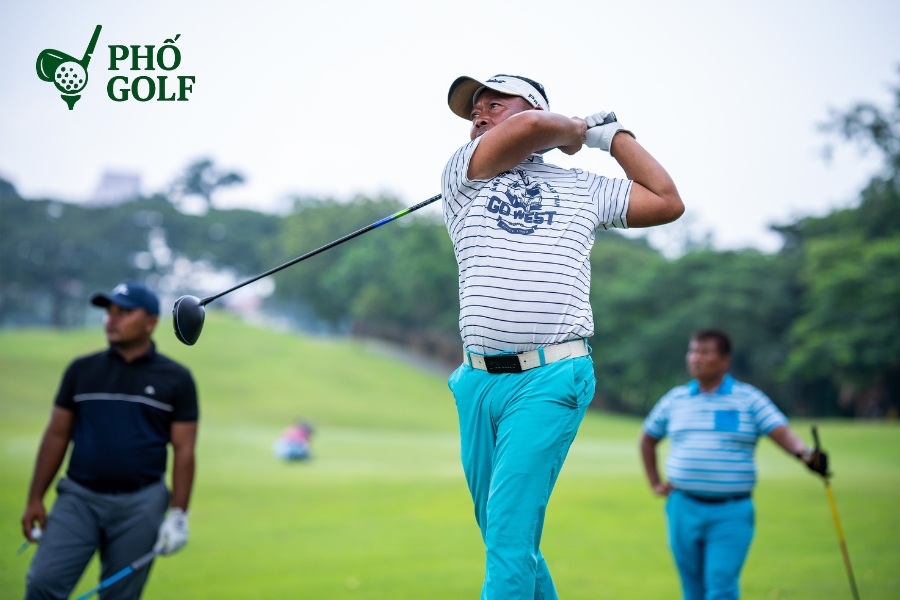 Best gross trong golf là gì, cách tính điểm chuẩn nhất? Golfer nâng cúp vô địch nhờ thành tích Best Gross xuất sắc