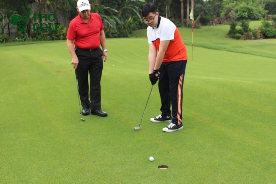 Hướng dẫn kỹ thuật putt golf giúp bạn tự tin ghi điểm Golfer thực hiện cú putt với chuyển động con lắc, giữ đầu cố định và mặt gậy vuông góc
