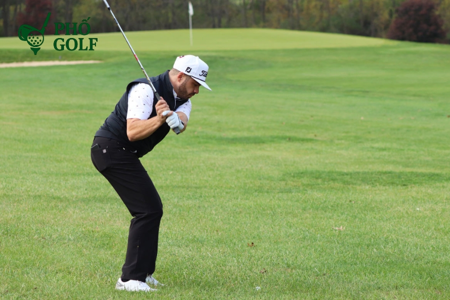 Cách đánh golf trên địa hình sườn dốc uphill và downhill Golfer thực hiện cú đánh trên địa hình sườn dốc với kỹ thuật chuẩn
