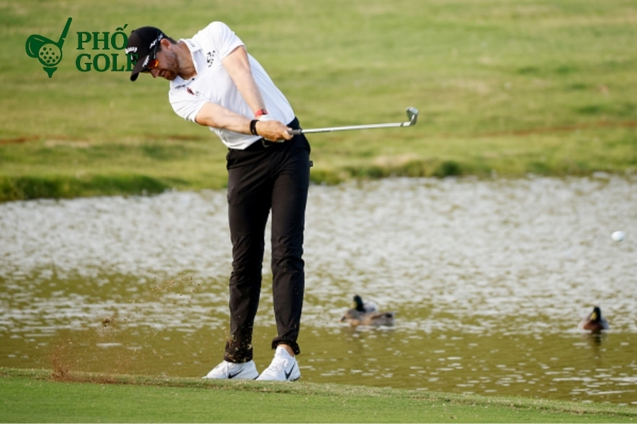 OB trong golf là gì, luật và cách xử lý tình huống? Đánh bóng OB từ fairway: golfer bị phạt một gậy và phải drop bóng tại vị trí gần điểm rời khỏi sân