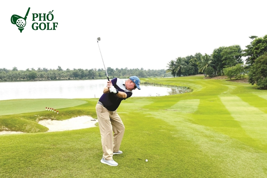 Bật mí kỹ thuật đánh gậy rescue chuẩn như chuyên gia Trường hợp bóng nằm ở vị trí thấp hơn chân đứng