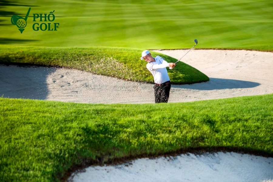 Eagle trong golf là gì, cách tính điểm và bí quyết? Golfer thực hiện cú drive mạnh mẽ tại hố par 4 để ghi điểm Eagle