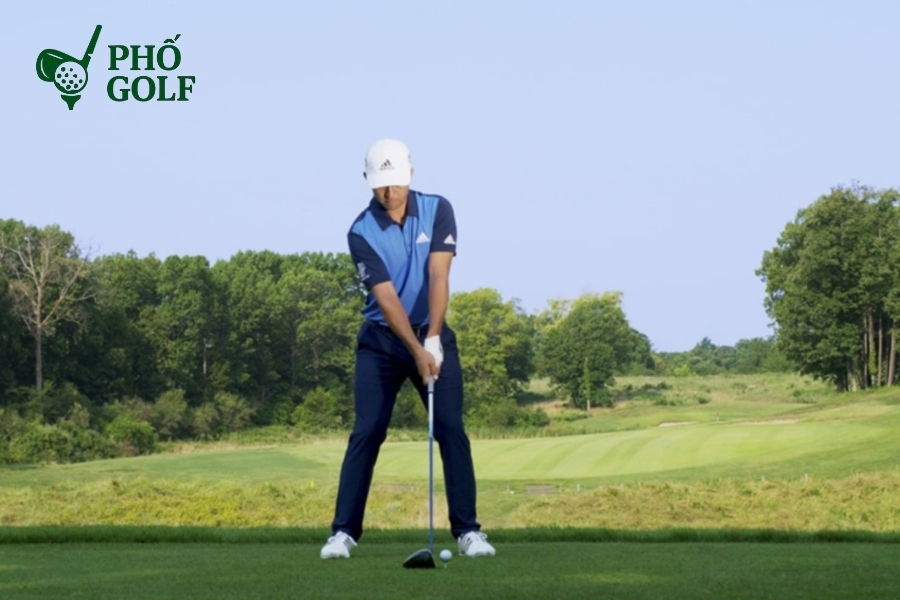 Hướng dẫn kỹ thuật đánh gậy golf số 7 chuẩn xác nhất Golfer thực hiện cú đánh gậy số 7 với tư thế chạm bóng chuẩn, trọng lượng dồn sang chân trái