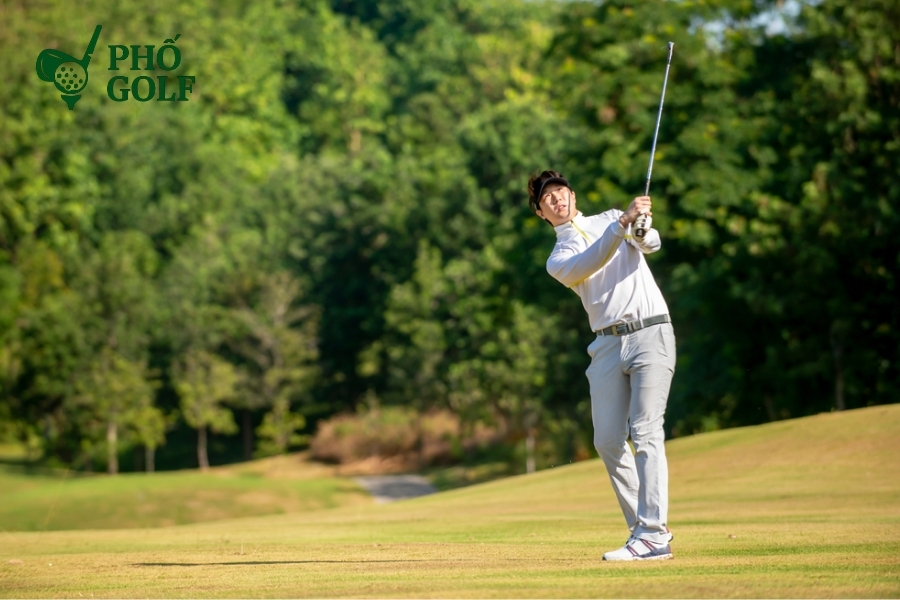 Hướng dẫn kỹ thuật đánh gậy golf số 7 chuẩn xác nhất Golfer hoàn thiện cú swing với gậy số 7, tư thế finish cân bằng, trọng lượng dồn vào chân trái