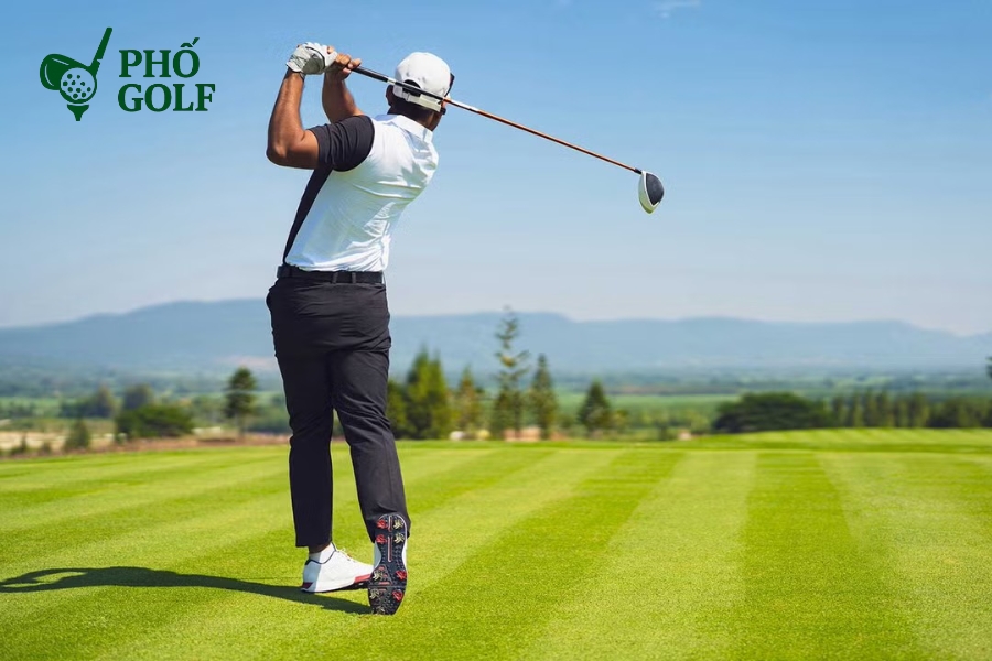 Chấn thương khi swing gậy sắt, nguyên nhân và cách phòng tránh Tư thế follow-through chuẩn với trọng tâm dồn sang chân trái và cơ thể xoay trọn vẹn