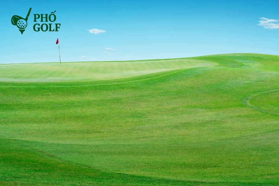 Cách đánh golf trên địa hình sườn dốc uphill và downhill Golfer đang đánh golf trên địa hình sườn dốc với tư thế cân bằng không ổn định