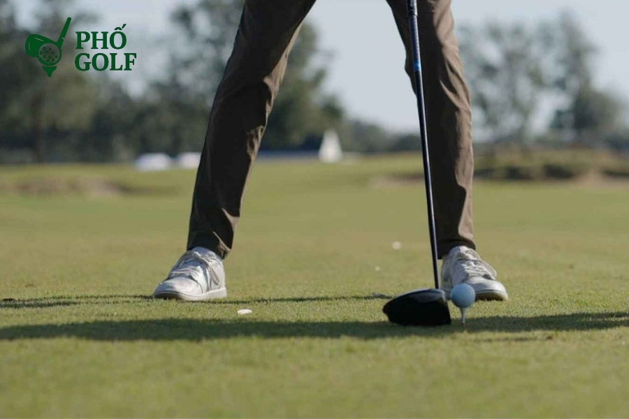 Hướng dẫn đánh gậy driver xa và thẳng cho người mới Vị trí bóng đúng khi sử dụng gậy driver: đặt gần gót chân trái, bóng trên tee cao vừa phải giúp tối ưu khoảng cách và quỹ đạo