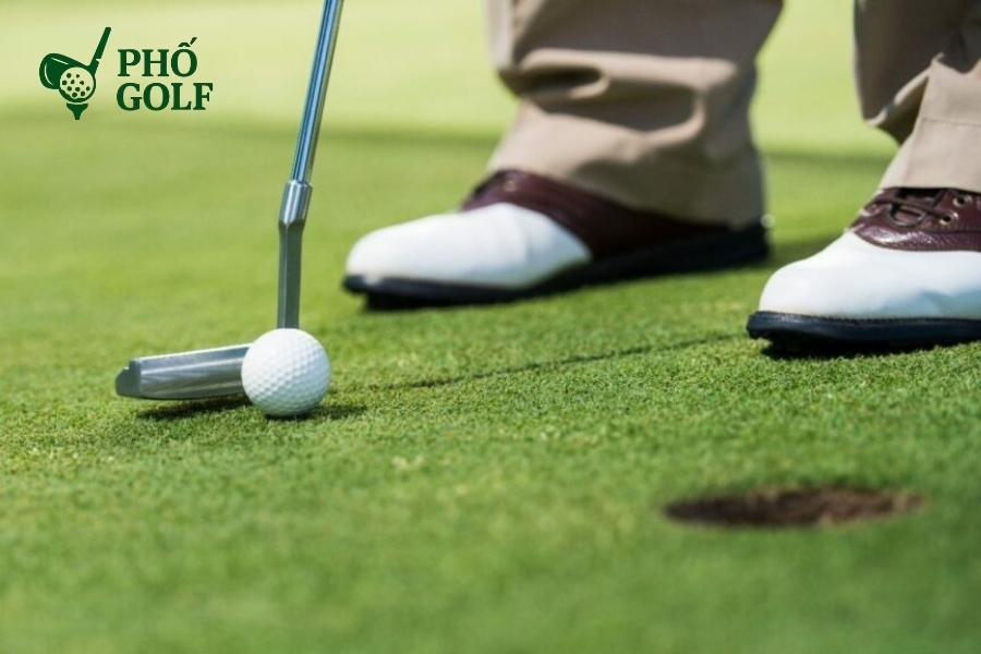 Golfer tập luyện theo kế hoạch chi tiết để cải thiện kỹ năng chơi golf