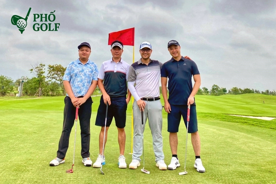 Các golfer trong đội cùng thảo luận chiến thuật trên sân golf